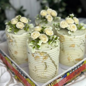 Box of 4 mini Cakes with Ganache Frosting