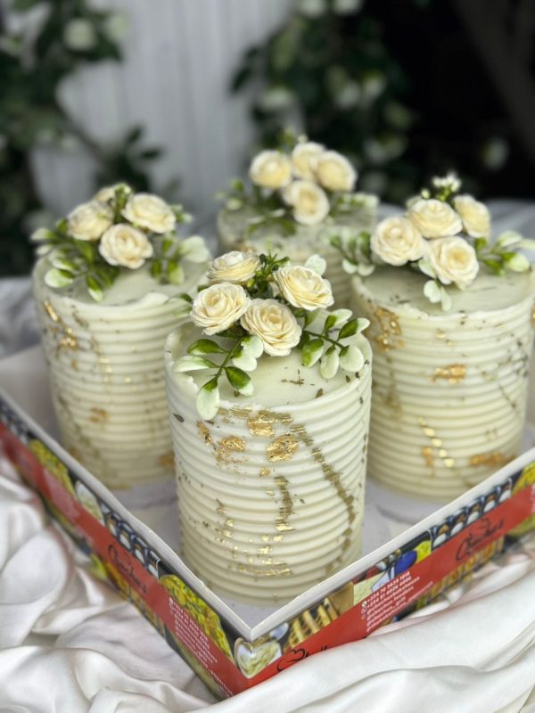 Box of 4 mini Cakes with Ganache Frosting